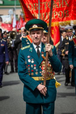 9 / 05 / 2019, Moskova, Rusya. 2. Dünya Savaşı gazileri şehir sokaklarında. Gazilerin geçit töreni. Zafer Günü, 9 Mayıs.
