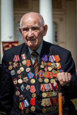 Moskova, Rusya. Tiyatro meydanında gazilerle toplantı. Zafer Günü, 9 Mayıs.