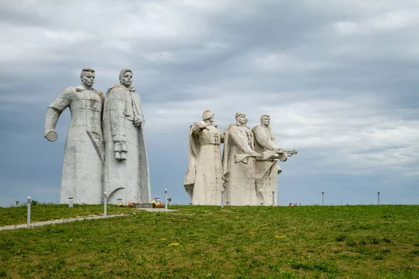 ロシアのヴォロコラムスク パンフィロフの英雄の記念碑 戦場の戦場にある巨大な記念碑 — ストック写真