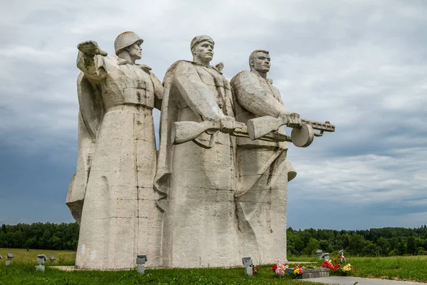 ロシアのヴォロコラムスク パンフィロフの英雄の記念碑 戦場の戦場にある巨大な記念碑 — ストック写真