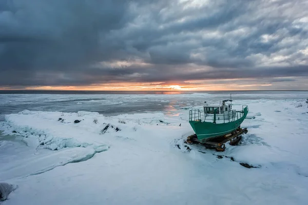 Umba 俄罗斯 日落时在雪白的海面上的船 海岸被冰覆盖着 空中业务 — 图库照片
