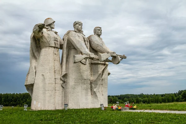 ロシアのヴォロコラムスク パンフィロフの英雄の記念碑 戦場の戦場にある巨大な記念碑 — ストック写真