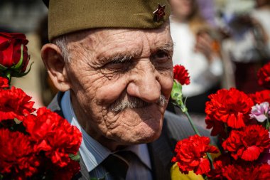 Moskova, Rusya. Tiyatro meydanında gazilerle toplantı. Zafer Günü, 9 Mayıs.