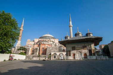 İstanbul, Türkiye. Ayasofya Müzesi ve Sultan 3. Ahmed Kutuphanesi (Sultan Ahmed III Çeşmesi) Topkapı Sarayı girişinde