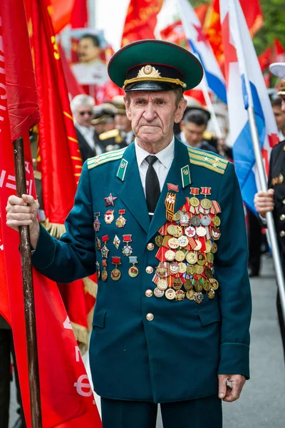 Moskova, Rusya. 2. Dünya Savaşı gazileri şehir sokaklarında. Gazilerin geçit töreni. Zafer Günü, 9 Mayıs.