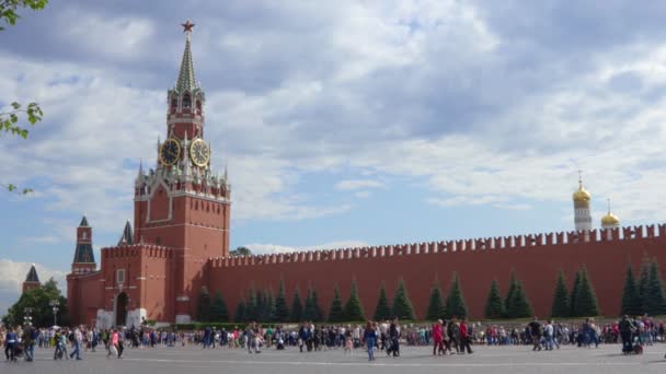 Rudé Náměstí Moskva Rusko Kreml Věž Spasskaya Turisté — Stock video