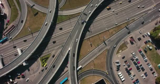 Luftaufnahme Einer Mehrstöckigen Autobahn Kreuzung Mit Fahrenden Autos Autos Bewegen — Stockvideo
