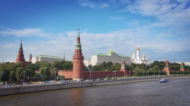 克里姆林宫 莫斯科 俄罗斯 从莫斯科河上的一座桥上俯瞰克里姆林宫宫殿 城市上空乌云密布 — 图库视频影像