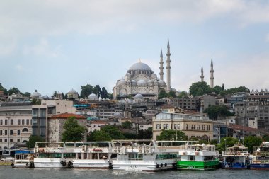 İstanbul, Türkiye. Süleyman Camii ve gemi limanı