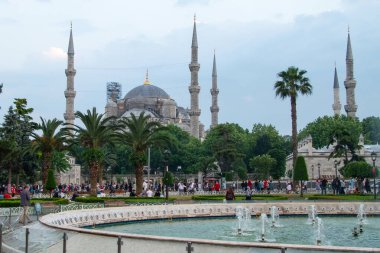İstanbul, Türkiye. Mavi Cami (Sultan Ahmet Camii) ve çeşmeli meydan.