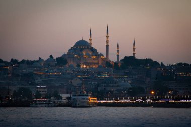 İstanbul, Türkiye. Şehir ve Boğaz gün batımında. Akşamleyin Sleymaniye Camii