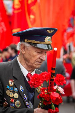 Moskova, Rusya. 2. Dünya Savaşı gazileri şehir sokaklarında. Gazilerin geçit töreni. Zafer Günü, 9 Mayıs.
