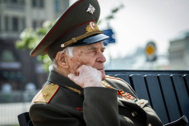 Moskova, Rusya. Tiyatro meydanında gazilerle toplantı. Zafer Günü, 9 Mayıs.