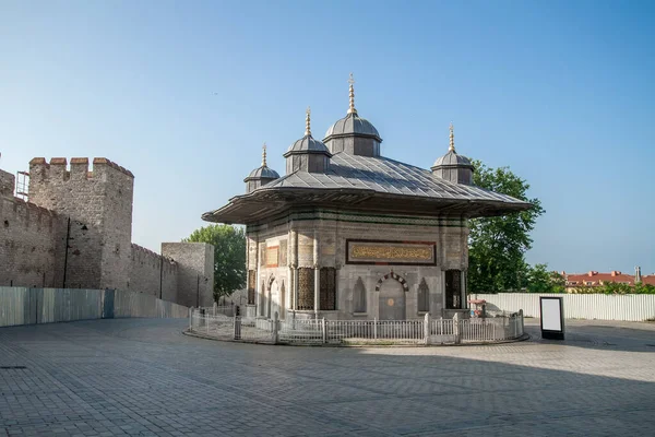 İstanbul, Türkiye. Sultan 3. Ahmed Kutuphanesi (Sultan Ahmed III Çeşmesi) Topkapı Sarayı girişinde