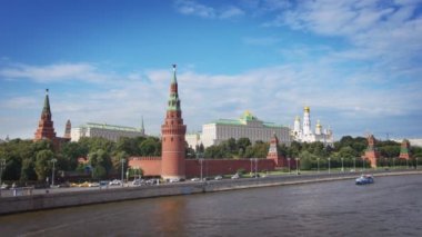 Kremlin, Moskova, Rusya. Moskova Nehri üzerindeki bir köprüden Kremlin Sarayı 'nın manzarası. Şehrin üzerinde bulutlar