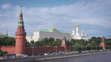 Kremlin, Moskova, Rusya. Moskova Nehri üzerindeki bir köprüden Kremlin 'in en iyi manzarası. Şehrin üzerinde bulutlar var. Zaman turları