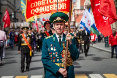 Moskova, Rusya. 2. Dünya Savaşı gazileri şehir sokaklarında. Gazilerin geçit töreni. Zafer Günü, 9 Mayıs.