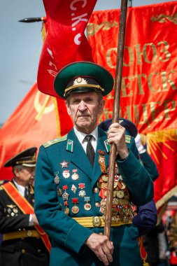 Moskova, Rusya. 2. Dünya Savaşı gazileri şehir sokaklarında. Gazilerin geçit töreni. Zafer Günü, 9 Mayıs.