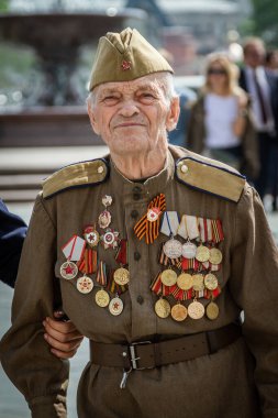 Moskova, Rusya. Tiyatro meydanında gazilerle toplantı. Zafer Günü, 9 Mayıs.