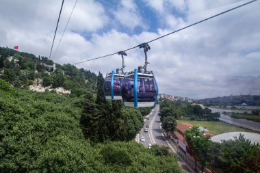 İstanbul teleferiği, Türkiye. Eyüp bölgesi. Gondol kaldırma.