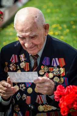 Moskova, Rusya. Tiyatro meydanında gazilerle toplantı. Zafer Günü, 9 Mayıs.