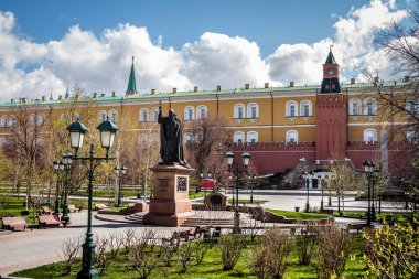 Covid-19, Moskova 'da karantina, Rusya' da koronavirüs. Aleksandrovskiy Sad ve Kremlin 'i insan olmadan boşalt. Covid virüsü salgını yüzünden ıssız bir şehirde kendini karantinaya almış..