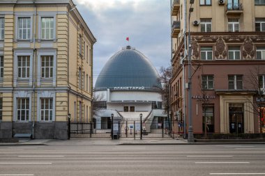 Covid-19, Moskova 'da karantina, Rusya' da koronavirüs. İnsanlar olmadan sokaklar bomboş. Moskova Gözlemevi