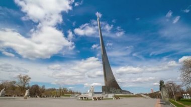 Kozmonotlar Müzesi (astronotlar) ve Uzay Fatihleri Anıtı. Kosmopark ve insanlar olmadan meydan. Moskova, Rusya