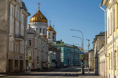 Covid-19, Moskova 'da karantina, Rusya' da koronavirüs. İnsanlar olmadan sokaklar bomboş. Covid virüsü salgını yüzünden ıssız bir şehirde kişisel karantina ve sosyal mesafeler. Volkhonka Caddesi, Nisan 2020