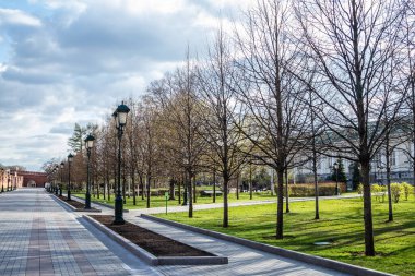 Covid-19, Moskova 'da karantina, Rusya' da koronavirüs. İnsanlar olmadan sokaklar bomboş. Alexander Garden (Aleksandrovskiy Sad)