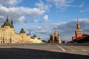 Covid-19, Moskova 'da karantina, Rusya' da koronavirüs. İnsanlar olmadan boş Kızıl Meydan. Saint Basil Katedrali, GUM, Mozole ve Kremlin