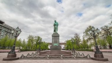 Rusya 'nın Moskova, Puşkin Meydanı' ndaki Rus şair Alexander Puşkin anıtı. Zaman aşımı