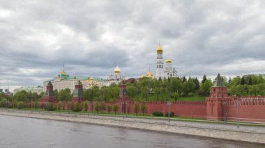 Moskova Kremlin, nehir ve bulutlu gökyüzü insansız, Rusya. Zaman aşımı