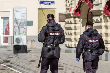 Covid-19, Moskova 'da karantina, Rusya' da koronavirüs. Virüs salgını sırasında boş Nikolskaya caddesinde polis devriyesi