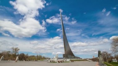 Moskova, Rusya, Kozmonotlar Müzesi (astronotlar) ve Uzay Fatihleri Anıtı. Kosmopark ve insanlar olmadan meydan. Zaman Süreleri