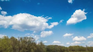 Bulutlarla kaplı güzel mavi bir gökyüzü. Gökyüzü bulutları. Hava durumu bulutlu mavi.