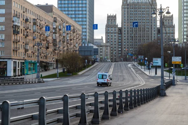 Covid 在莫斯科检疫 在俄罗斯验尸 没有人的空荡荡的街道 道路上的救护车 免版税图库照片