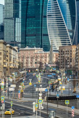 Covid-19, Moskova 'da karantina, Rusya' da koronavirüs. İnsanlar olmadan sokaklar bomboş. Modern gökdelenlerin arka planında eski binalar