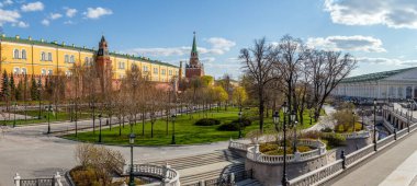 Covid-19, Moskova 'da karantina, Rusya' da koronavirüs. İnsanlar olmadan sokaklar bomboş. Alexander Garden (Aleksandrovskiy Sad)