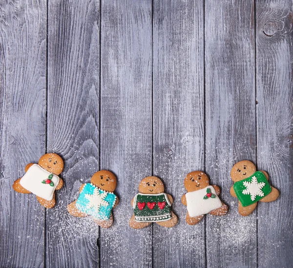 Gingerbread little men  over grunge wooden grey background — Stock Photo, Image