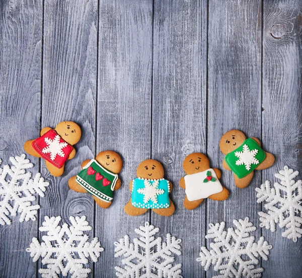 Christmas  decoration and gingerbread little men  over grunge w — Stock Photo, Image
