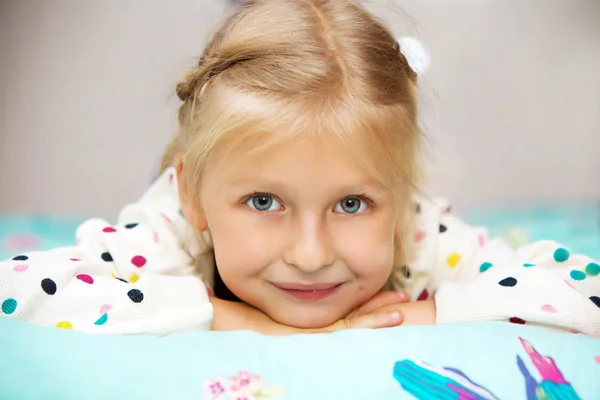 Porträt eines süßen kleinen Mädchens, das auf dem Boden liegt — Stockfoto