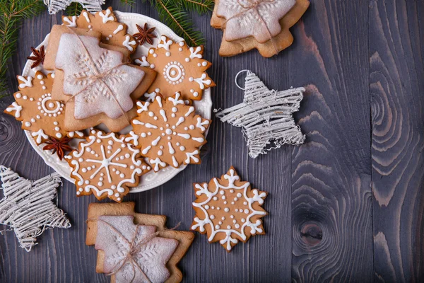 Weihnachtsdekoration und Lebkuchen im Teller über Grunge — Stockfoto