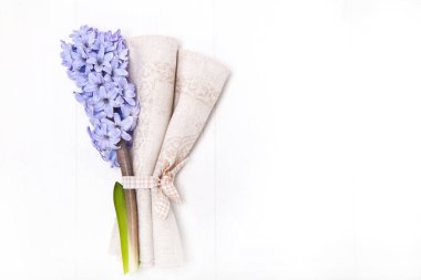 Beyaz zemin üzerine mavi sümbül ile keten peçete