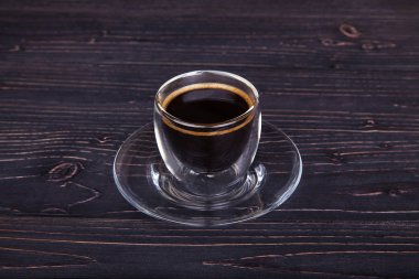 bardak kahve ahşap arka plan üzerinde