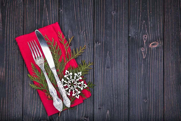 Utensílios de mesa em guardanapo de linho vermelho decorado com abeto e woode — Fotografia de Stock