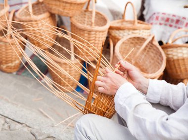 Adamın elleri bir hasır sepet yapım