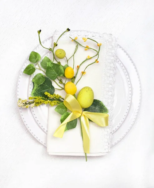 Definição de mesa de Páscoa com decoração de férias — Fotografia de Stock