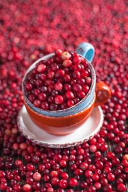 Kızılcık bir seramik kupa 