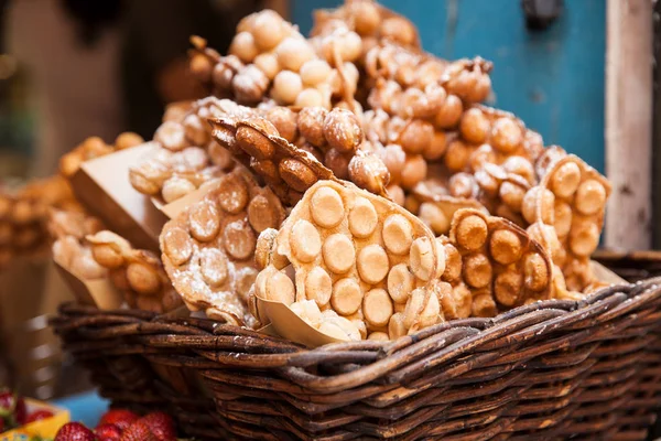 Yumurta kabarcıklı waffle 'lar sokak olarak sepetin içine sarılmış kahverengi kağıtlar. 